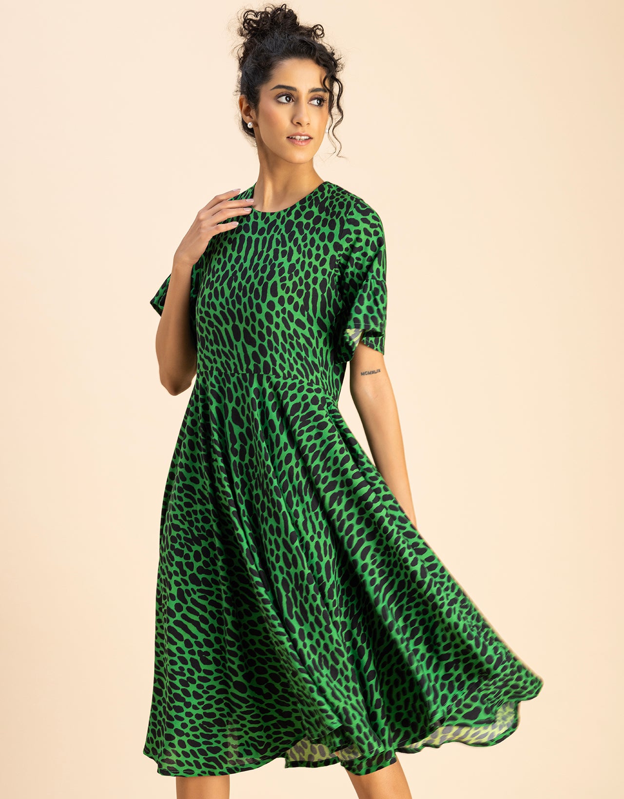 Printed Rayon Short Sleeve Fit & Flare Dress L Printed Rayon Short Sleeve Fit & Flare Dress L